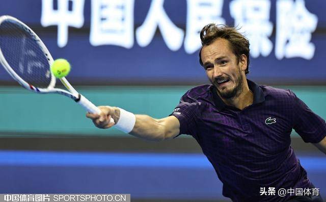 世界网球队爆冷英国网球队，梅德韦杰夫关键制胜