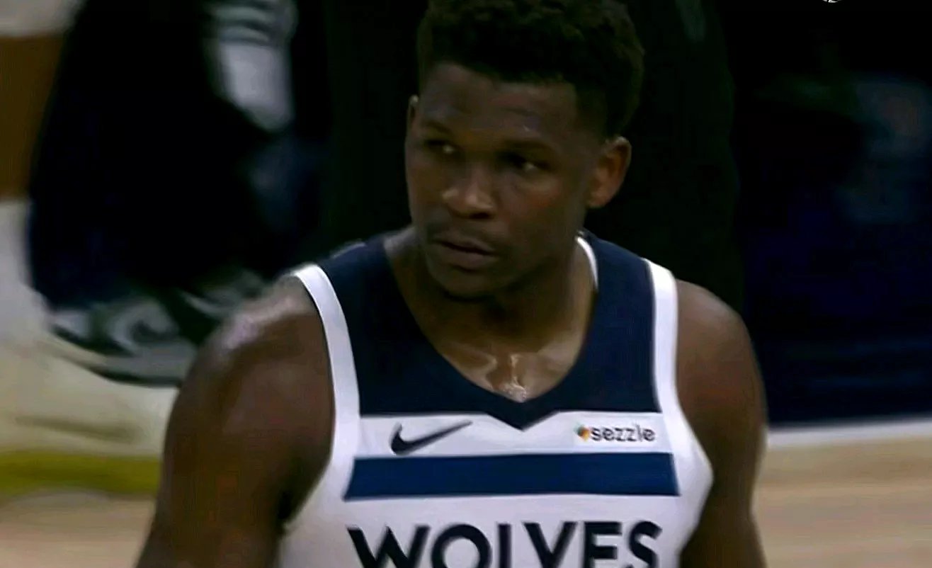 雄鹿B队碾压希腊男篮，萨姆·米切尔完成帽子戏法