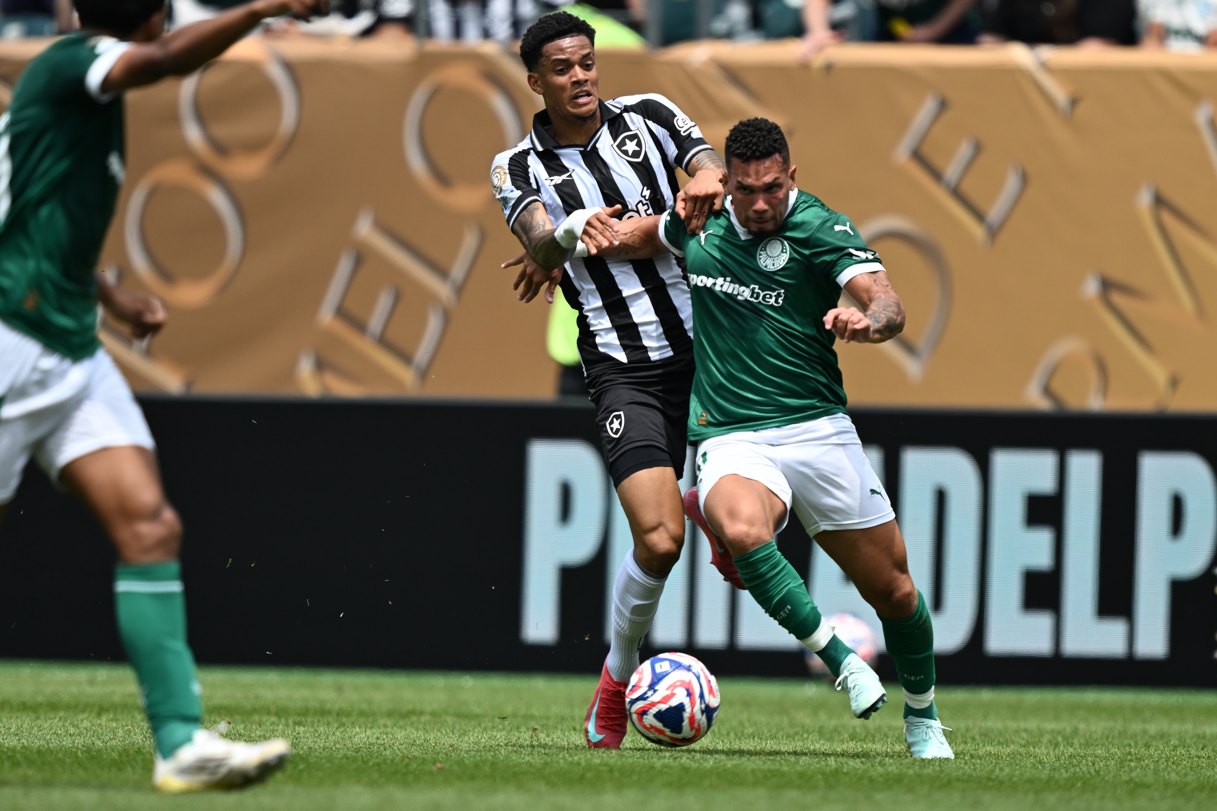 戴维斯杯险胜拉沃尔杯，西西帕斯统治全场