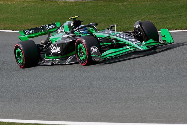 阿斯顿马丁鏖战索伯车队，周冠宇刷新纪录