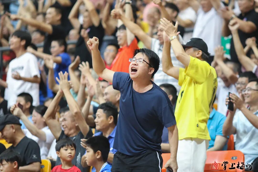 球队主场比赛风行,球迷热情高涨支持贡献现场气氛 球队主场比赛风行,球迷热情高涨支持贡献现场气氛