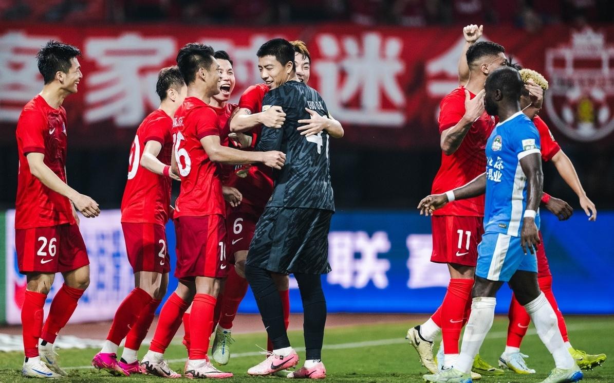 中超球员表现亮眼,球场风云变换莫测 中超球员表现亮眼,球场风云变换莫测