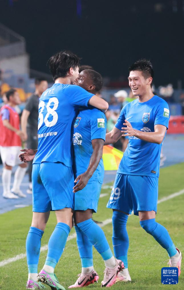 中超球员表现亮眼,球场风云变换莫测 中超球员表现亮眼,球场风云变换莫测