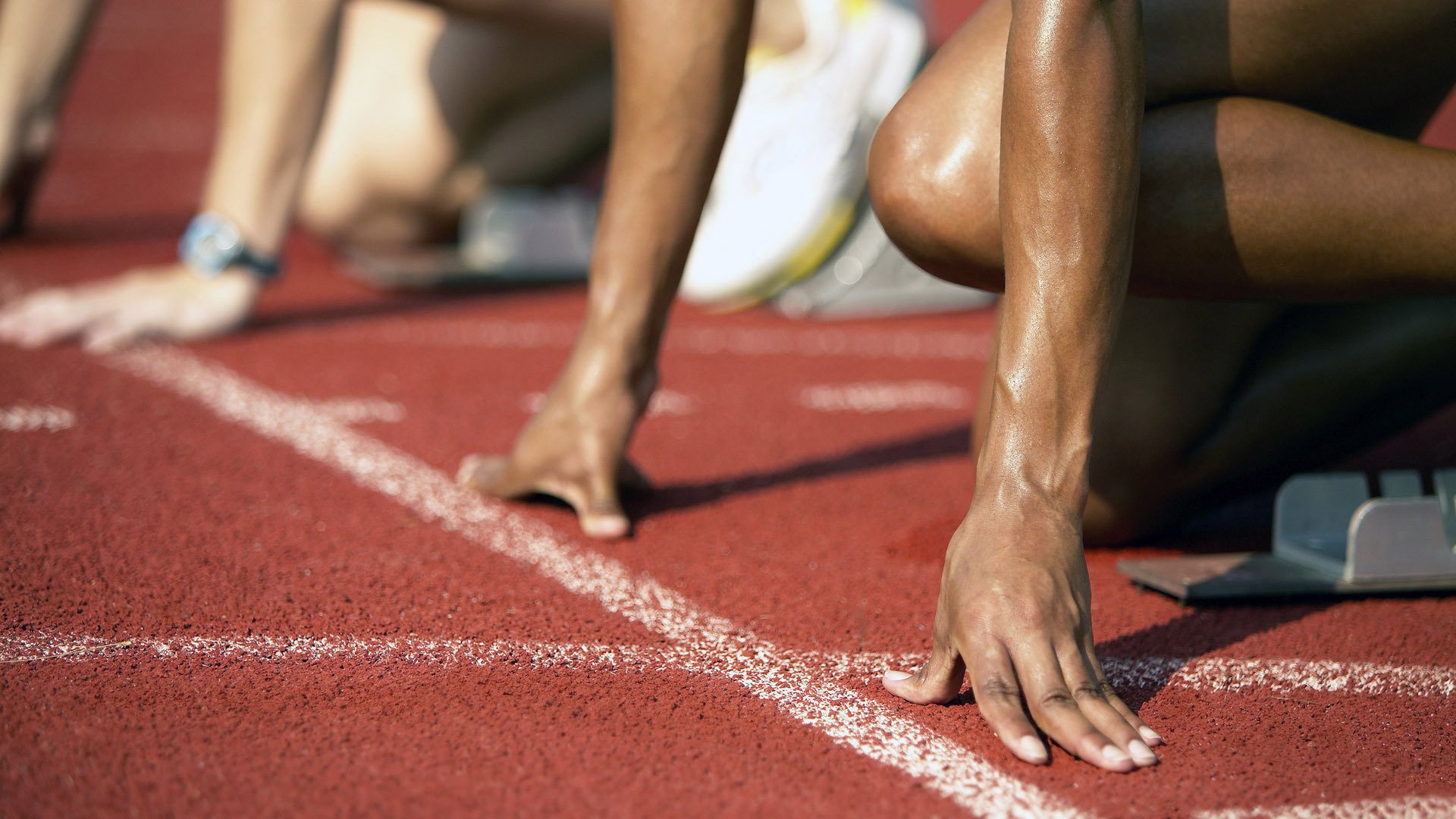 赛道即是战场，当F1银蛇撕开夜幕，唯有王者敢称关键先生